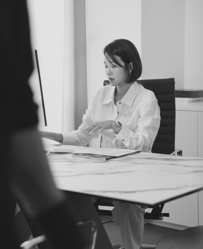 正在诊疗中的 Yang-Im Hur 代表院长